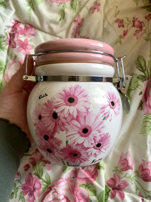 Продам керамическую вбанку, с герметичной крышкой. . В упаковке. Новая