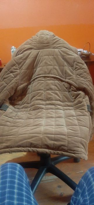 Куртка зимняя мужское в отличном состоянии,с капюшоном,утеплённая