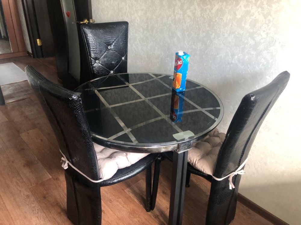 Продаю стол со стульями в хорошем состоянии