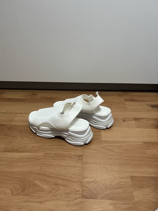 Летни сандали на платформа