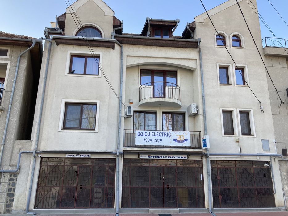 Casa + 2 etaje si mansarda, cu 2 spatii comerciale la parter