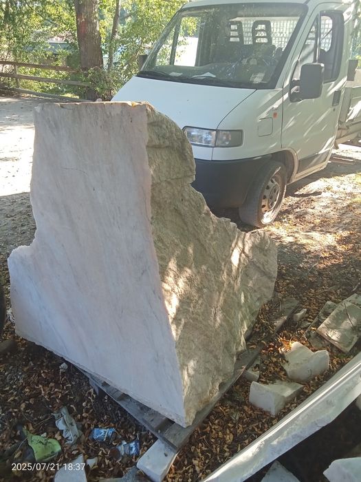 Stanca ornamentala din marmura.