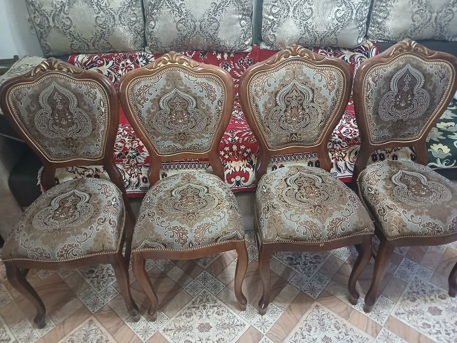 Комплект стульев, хорошие новые