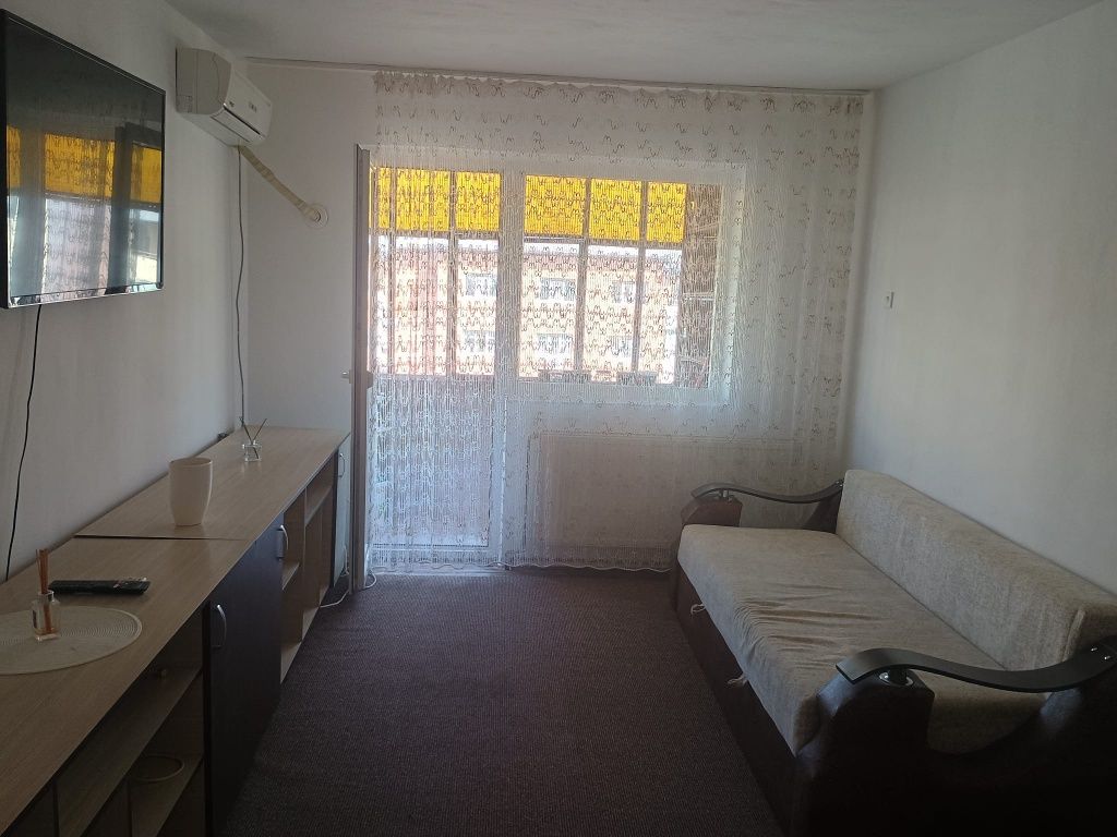 Închiriez apartament cu 2 camere