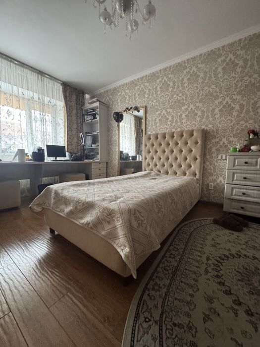 Кровать с матрасом в отличном состоянии