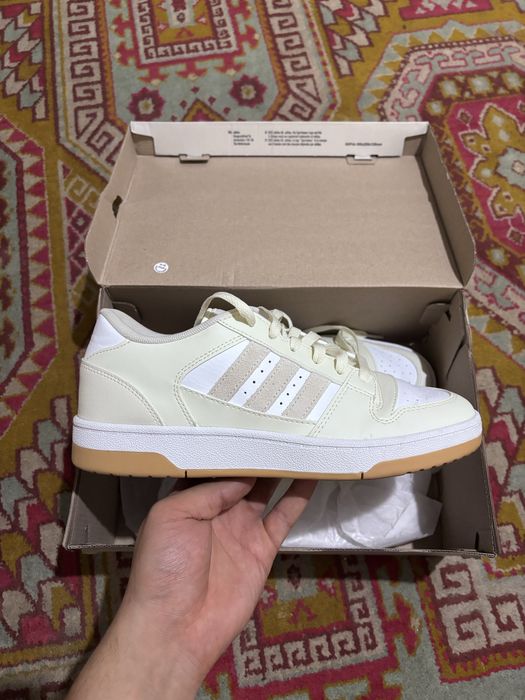 Оригинальные кроссовки Адидас светло бежевый