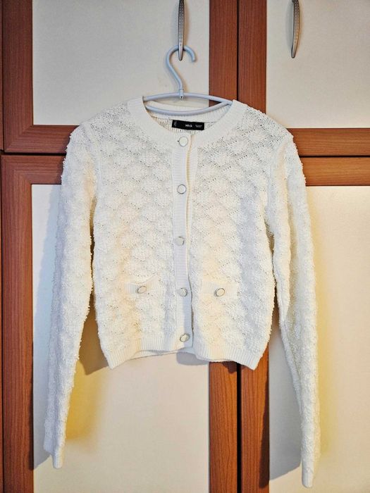 Бяла плетена жилетка на Mango