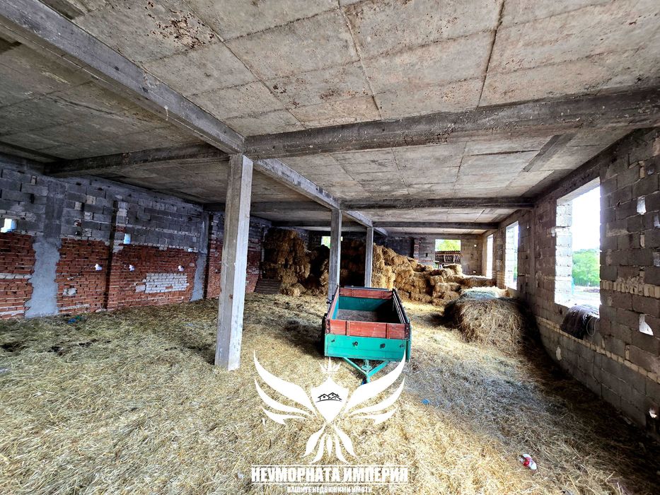 Продавам обор, краварник, склад 1303кв.м. и земя 24727кв. с.Долнослав