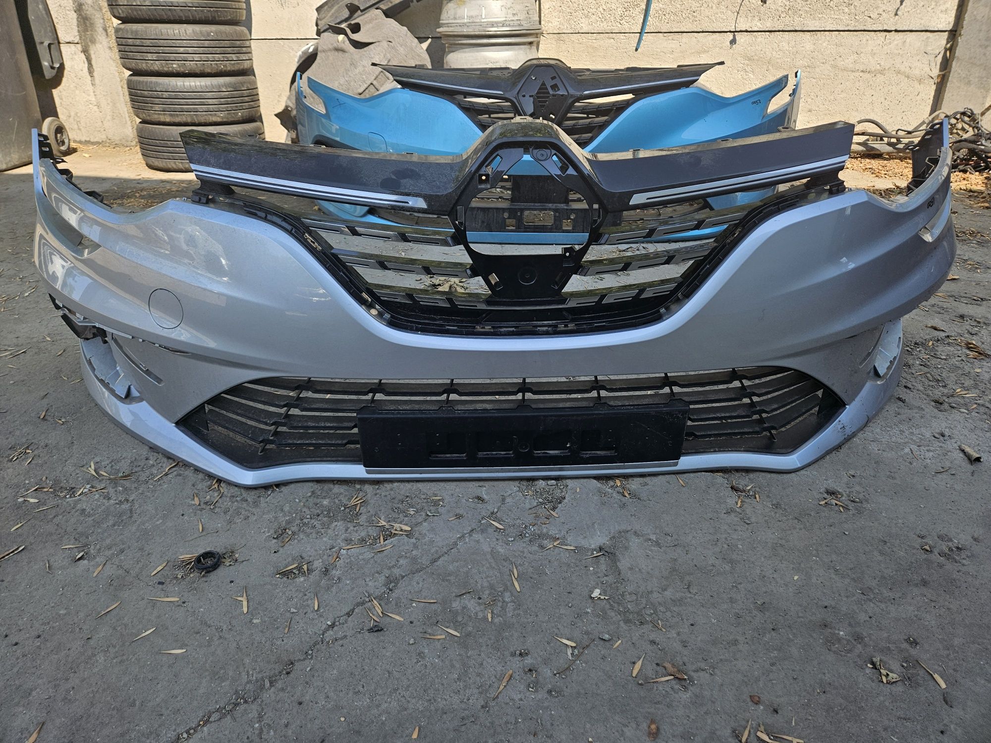Bara fata Renault megane 4  facelift  după 2020