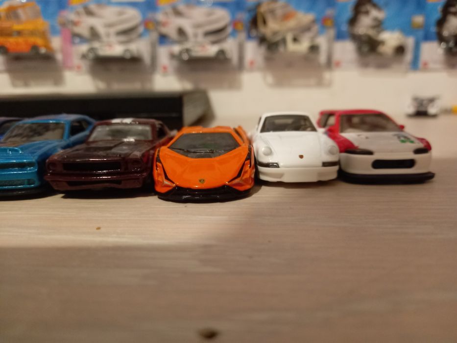 Hot wheels-uri  deschise