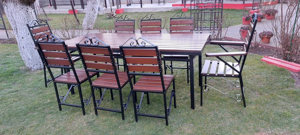 Masa cu 6 scaune simple si 2 cu cotiere