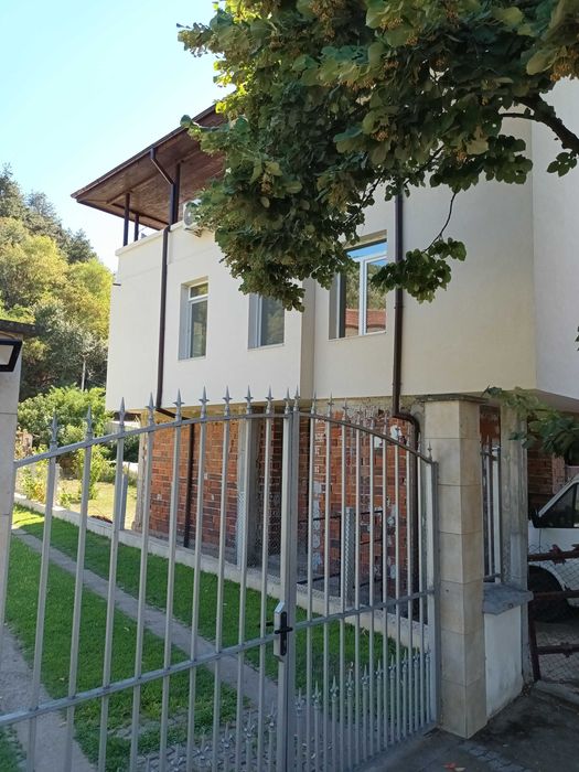 Продавам Еднофамилна  3 етажна  къща