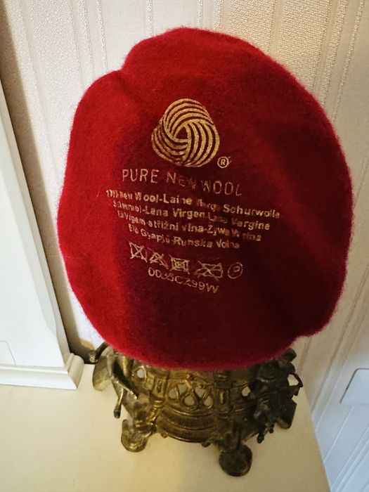 Palarie / caciula , eleganta cu fundita , din lana virgina , noua