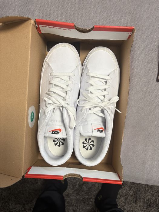 Маратонки Nike нови и много стилни и удобен модел заслужава си