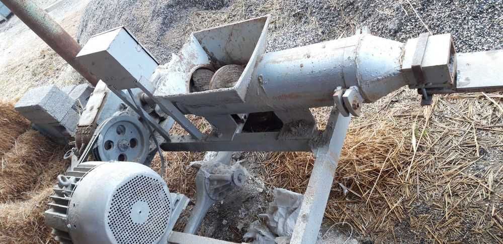 Xom g'isht chiqaradigan press apparati.