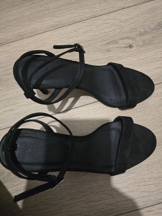 Sandale cu toc negre