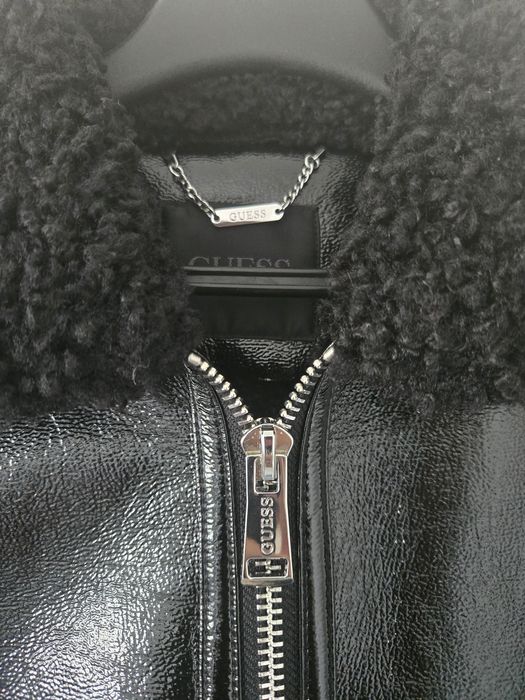 Страхотно яке Guess