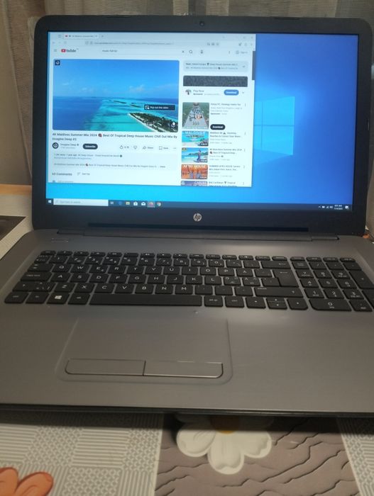 Laptop Hp cu procesor AMD A8, video Radeon R5, display 17.3