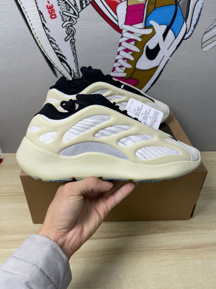 Yeezy 700 azael marime 43