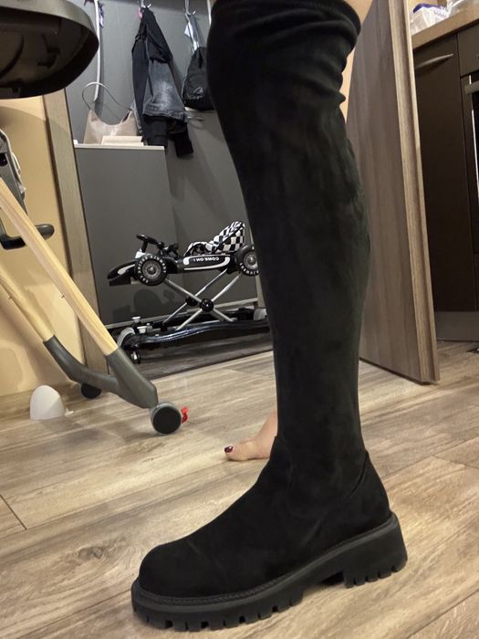 Велурени черни чизми