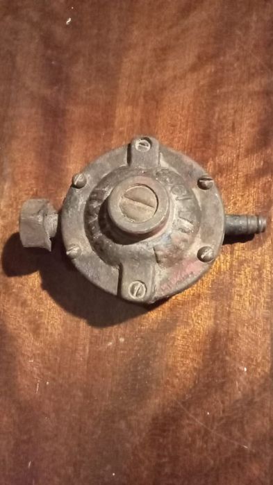 Продам советский газовый редуктор для газ.плитки, на большой баллон.