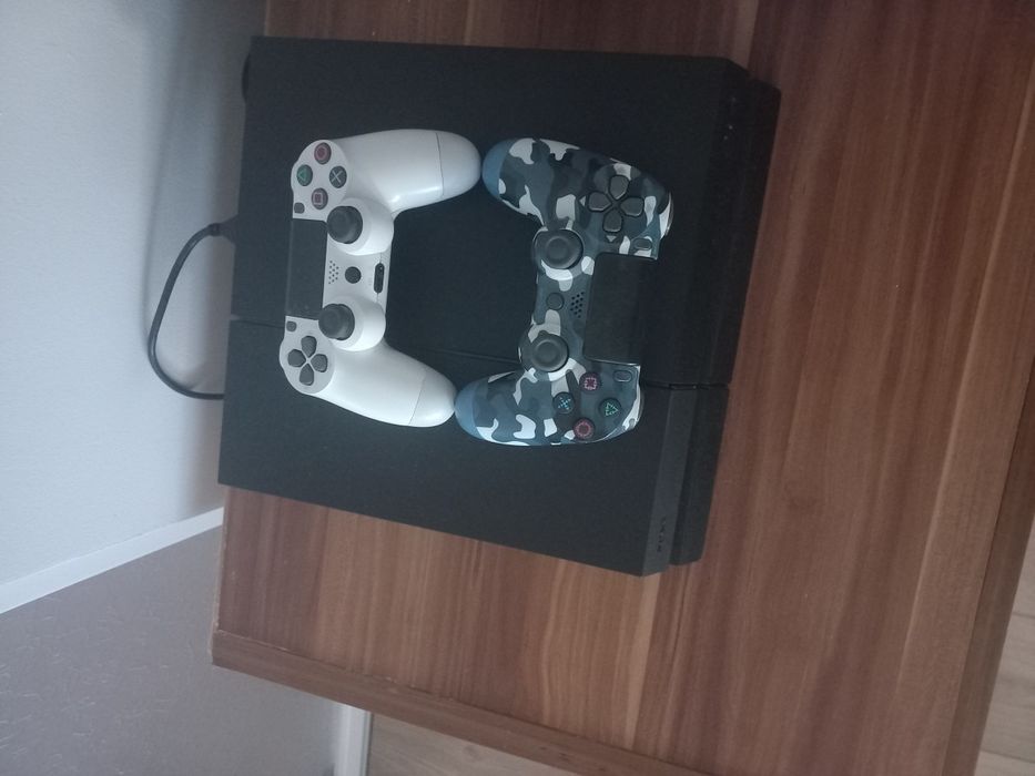PS 4 1 terra plus 7 jocuri top și 2 manete wifi plus cabluri hdmi etc