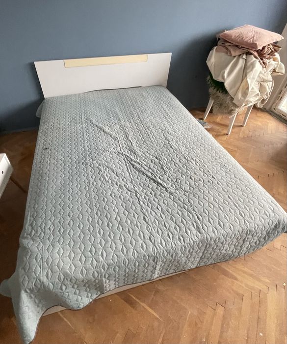 Спалня с подматрачна рамка и двулицев матрак