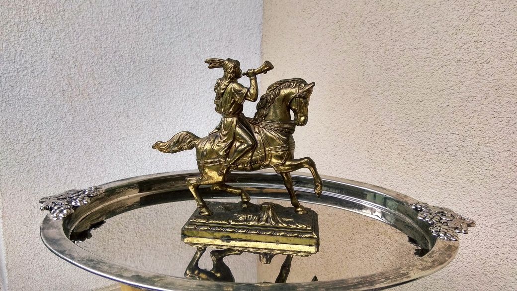 Антична , френска , бронзова скулптура на ловец с рог