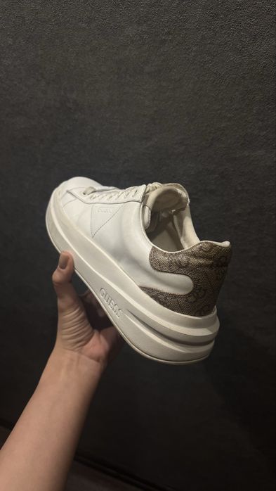 Продам кроссовки Guess
