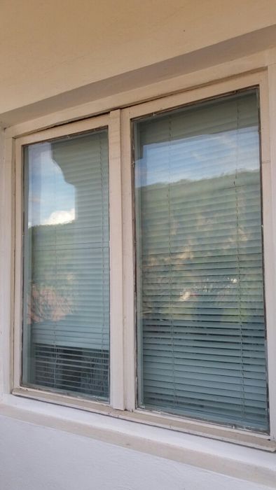 Usi si ferestre vechi de dimensiuni diferite