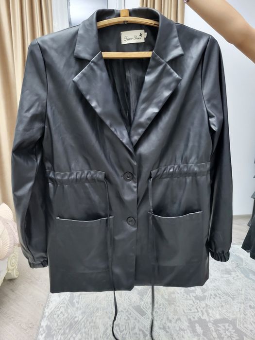 Продаётся женская кожаная куртка-пиджак