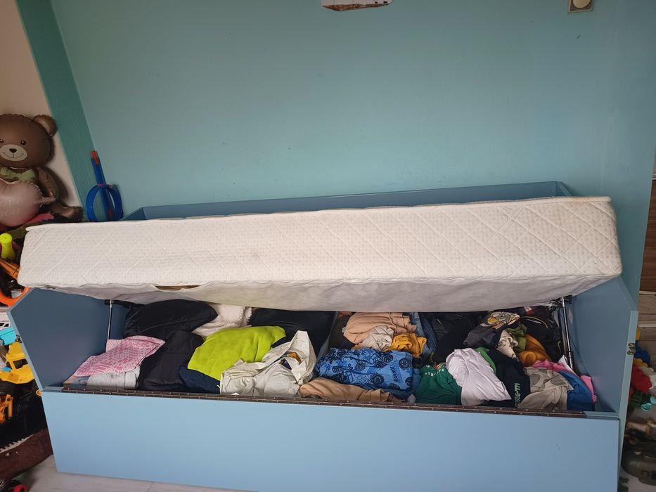 Детско легло с матрак.