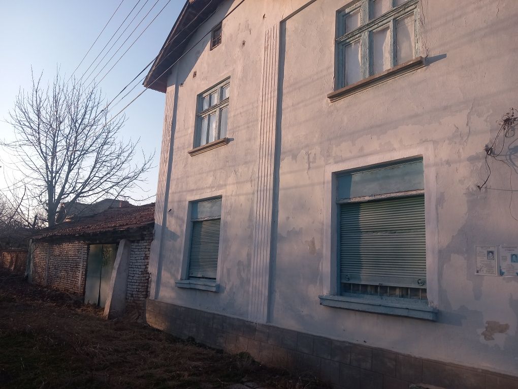 Продавам къща с голям двор