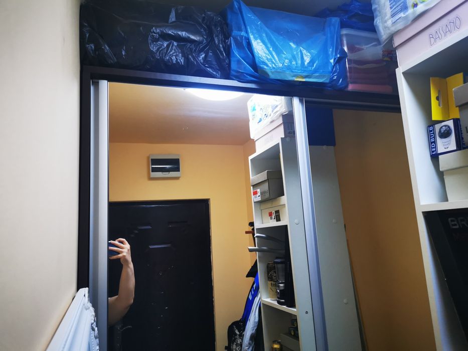 Vând șifonier cu uși culisante