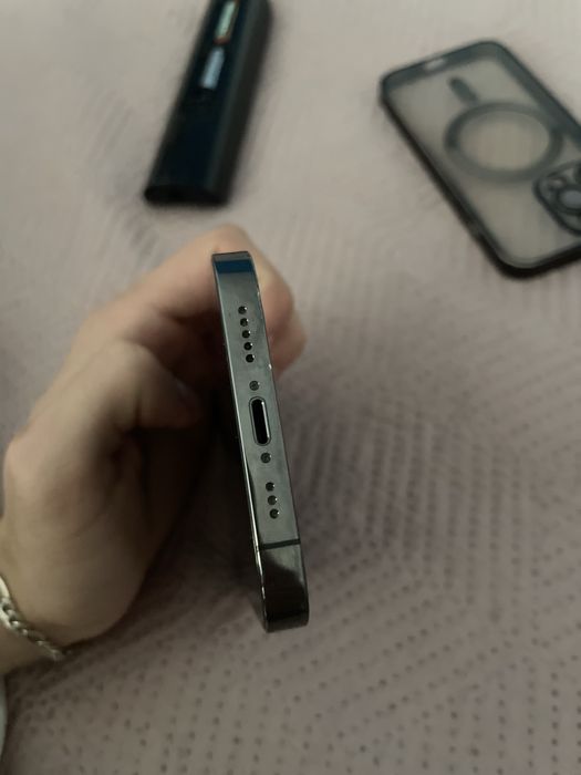 iphone 13 pro mica fisura pe fata pe spate este impecabil