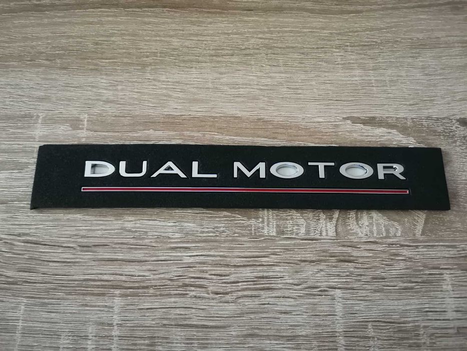 Tesla Dual Motor сребристо с червено надпис