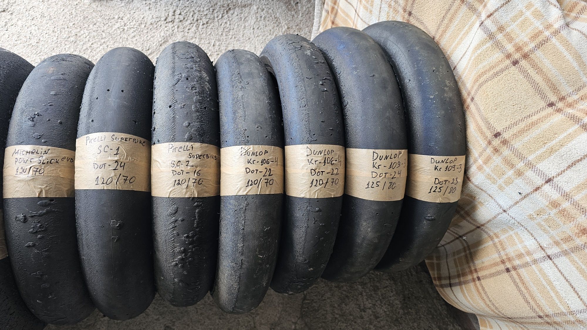 Мото гуми,сликове Dunlop kr и Pirelli superbike