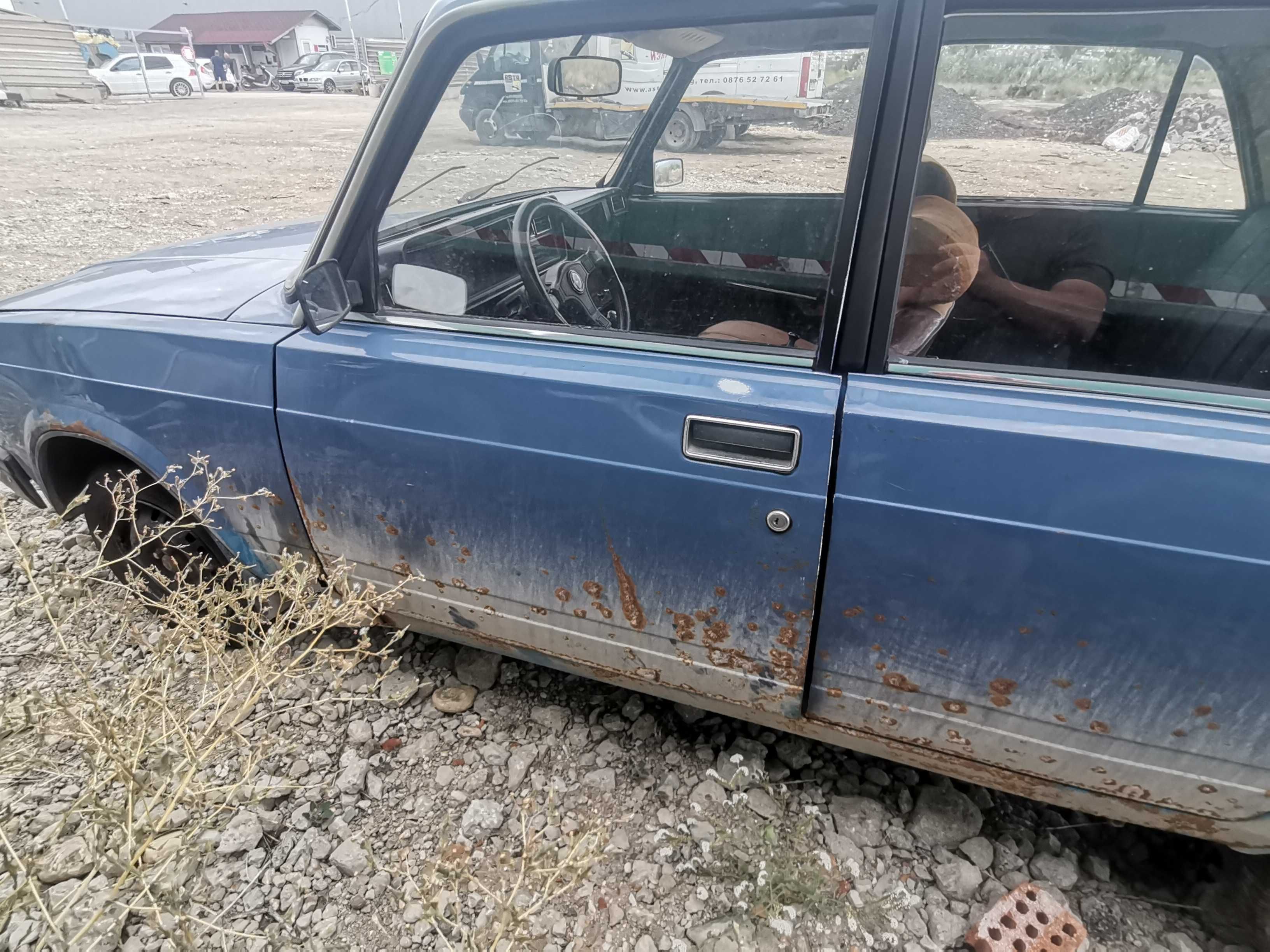 Продавам Лада 2107,1989г.БРАКУВАНА. Ладичката си пали и върви.