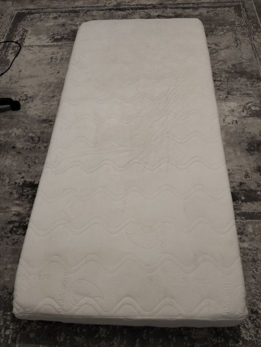 Vând saltea de o persoană