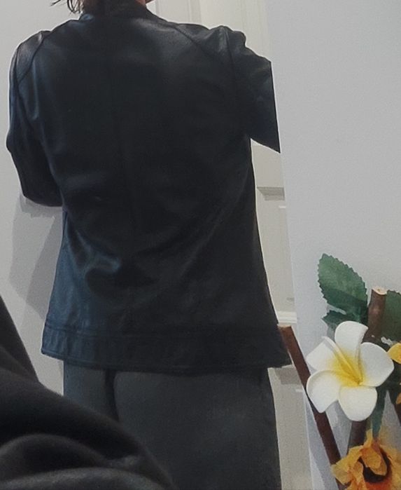 Gecuta din piele naturala neagra, croi pe talie, model deosebit