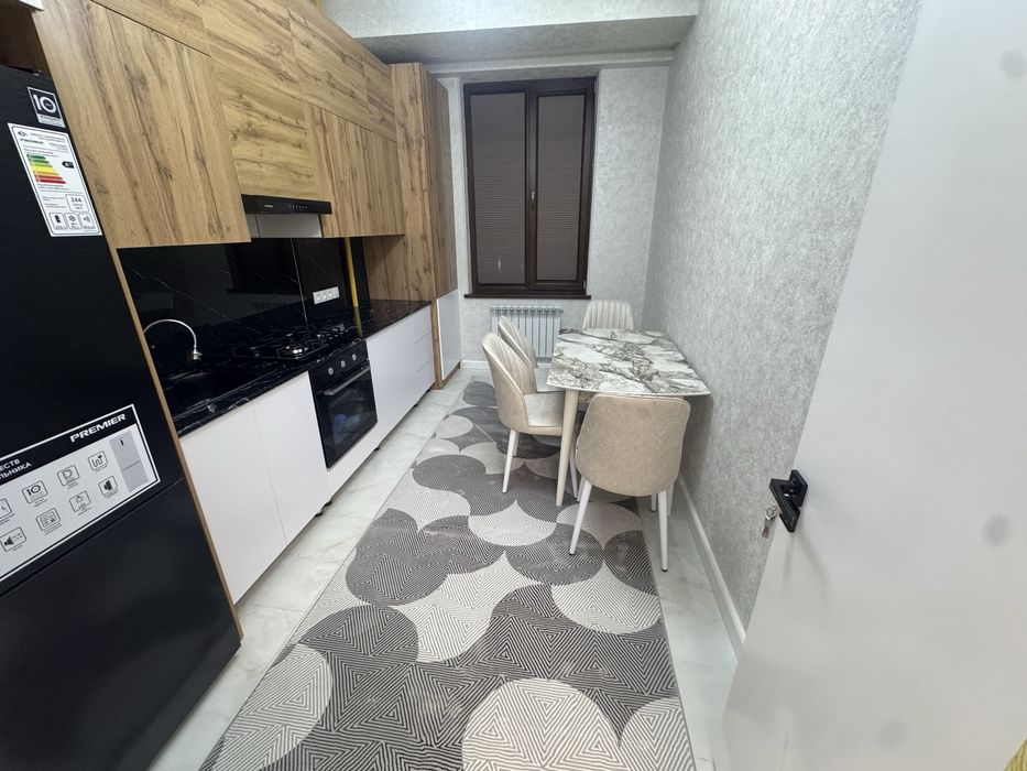 Olmazor tumani qorasaroy suv boyida  3 xona navastroyka sotiladi