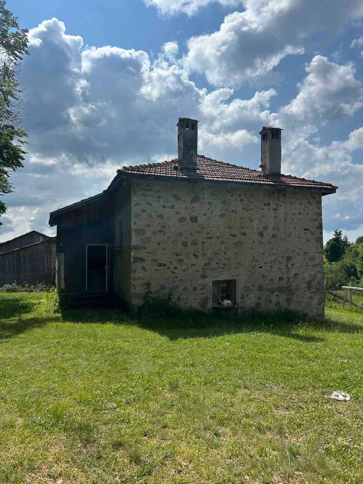 Продавам къща в село Стърница община Баните