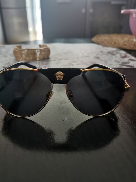 Слънчеви стилни очила.