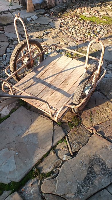 Продавам метална количка на две колела  мотоциклетни