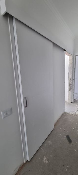 Usa noua, glisanta ..doar montata..toc sina si pervaze incluse