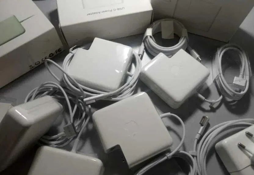 на все макбуки зарядка - блок питания