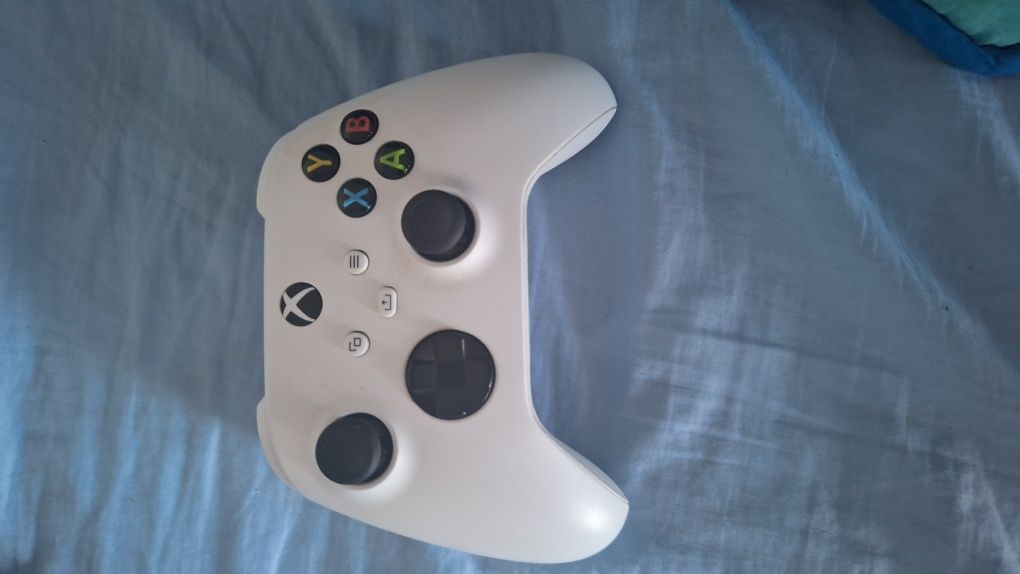 Vând xbox one s cu un controller+un joc cadou