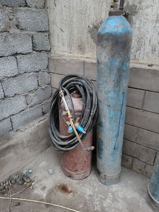 Резак .Кислородный баллон , газбалон , шланги . Резак в комплекте.