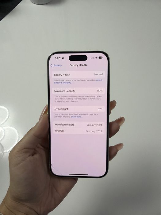 iPhone 15 Pro 256 GB Alb – stare foarte bună, mic defect spate