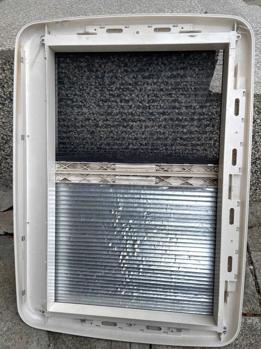 Продавам покривен люк DOMETIC Midi Heki